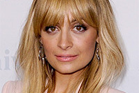 Nicole-richie-makeup-to-match-pastel-clothing-side